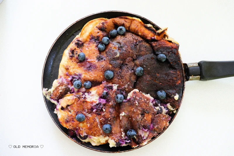 Proteinowy omlet z borówkami