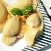 Pierogi z serem, wiśniami i smażoną śmietaną