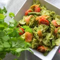 Sałatka ze szparagami, pesto z rukoli, wędzonym łososiem, pomidorkami i makaronem