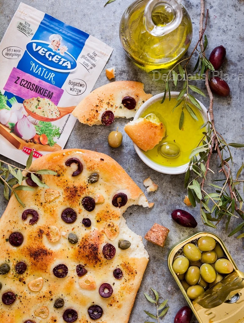 Foccacia z czosnkiem i oliwkami