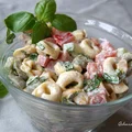 Szybka sałatka z tortellini, świeżych warzyw i bazylią