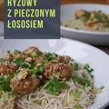 Makaron ryżowy z pieczonym łososiem