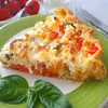 Tarta na francuskim cieście z cukinią, papryką i fetą