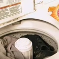 Niektóre tkaniny szybko łapią nieprzyjemne zapachy. Jak temu zapobiec i odświeżyć ubrania?