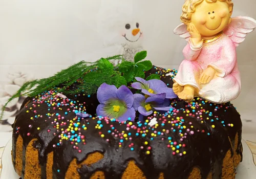 Wilgotna babka na oleju i śmietanie z makiem