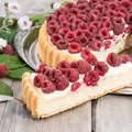 Tarta z malinami i białą czekoladą