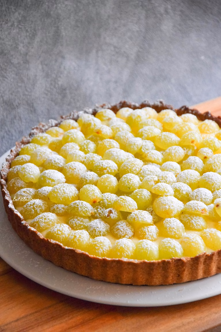 Żytnia tarta z budyniem i winogronami