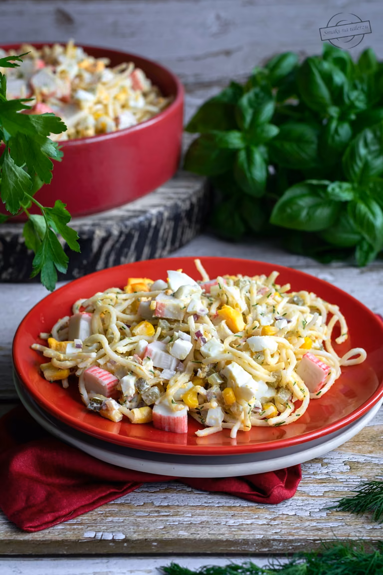 Sałatka z surimi i makaronem chińskim