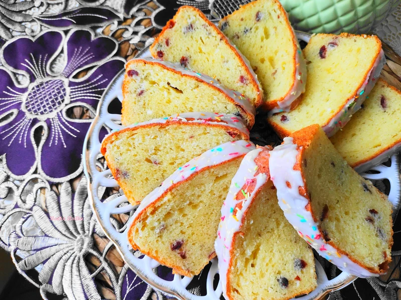 Babka twarogowa z żurawiną.