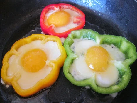 Jajko sadzone w paprykowych obręczach