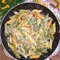 Trójkolorowy makaron z kurkami w sosie śmietanowym