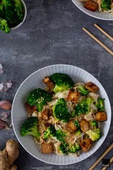 Makaron ryżowy z brokułem i marynowanym tofu