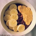 Owsianka czekoladowa z bananem i masłem orzechowym