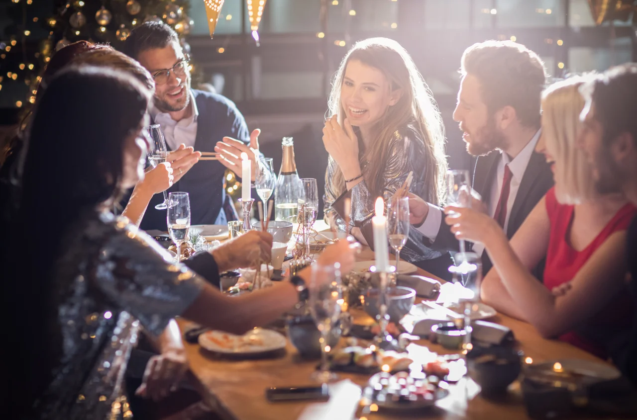 O której zacząć imprezę sylwestrową? Ta godzina sprawdza się najlepiej!