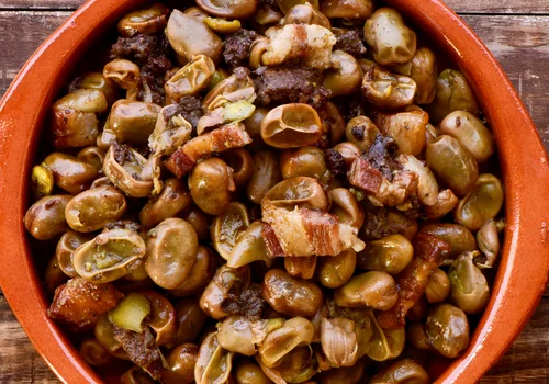 Gotuję bób i dodaję jeden kluczowy składnik! Tym daniem zajada się cała moja rodzina