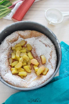 Dutch baby z rabarbarem