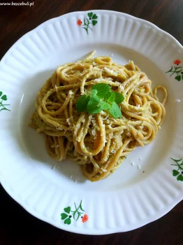 Makaron z pesto z awokado i mięty