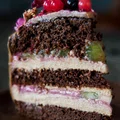 Wegański tort karobowy z sezamowym kremem jaglanym i musem malinowym