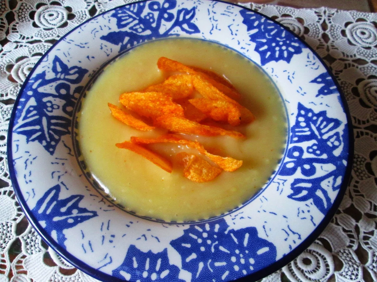 Kremowa zupa ziemniaczana z chipsami paprykowymi