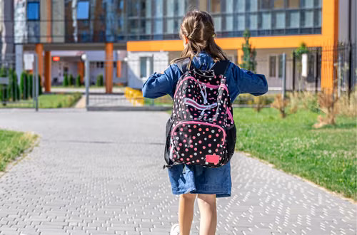 Dodatkowe 600+ na dziecko! Rodzice zapominają o tym świadczeniu, a to nawet 6200 zł na ucznia