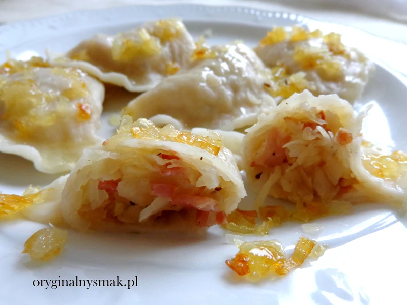 Pierogi z kapustą kiszoną, kminkiem i boczkiem