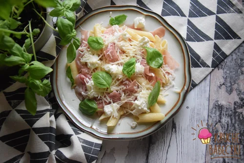 PROSTY MAKARON Z RICOTTĄ I SZYNKĄ PARMEŃSKĄ DONNY HAY