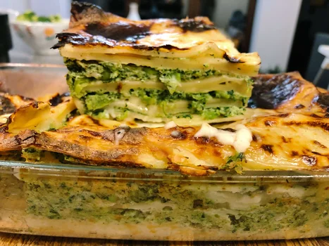 WEGETARIAŃSKA LASAGNA ZE SZPINAKIEM I GROSZKIEM