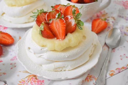Mini beza pavlova z truskawkami i kremem cytrynowym