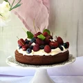 brownie z kremem śmietankowym i owocami