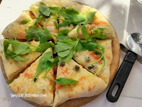 Pizza bianka z białym sosem i dodatkami