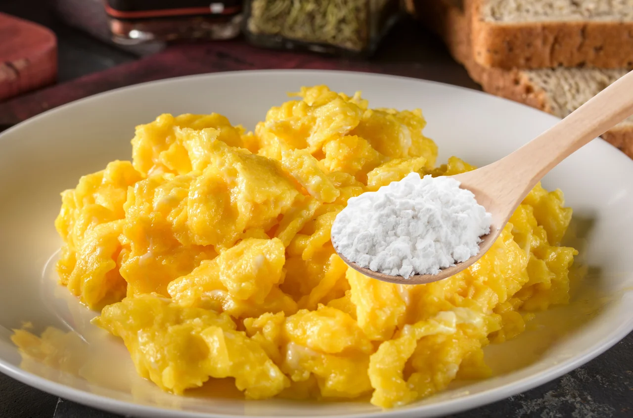 Dodaj łyżeczkę mąki do jajecznicy! Efekt zaskakuje nawet kucharzy