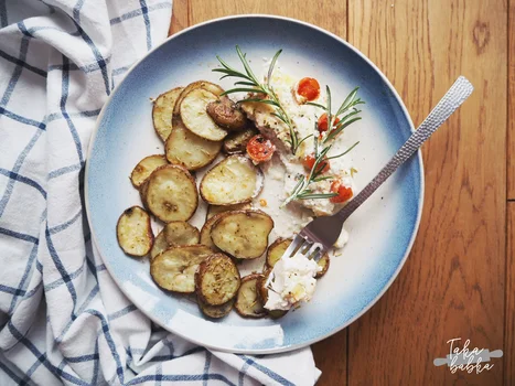 RYBA PIECZONA W SOSIE ŚMIETANKOWO-ROZMARYNOWYM