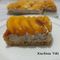 Ciasto na spodzie z pokruszonych herbatników z brzoskwiniami (bez pieczenia)