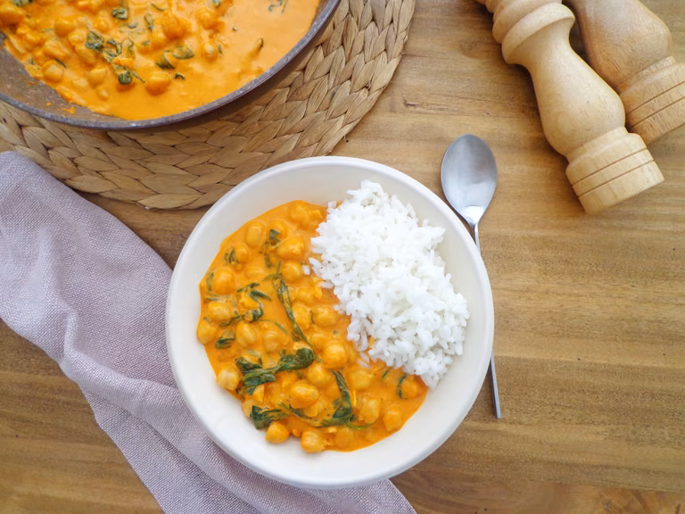 Aromatyczne curry z ciecierzycą i szpinakiem