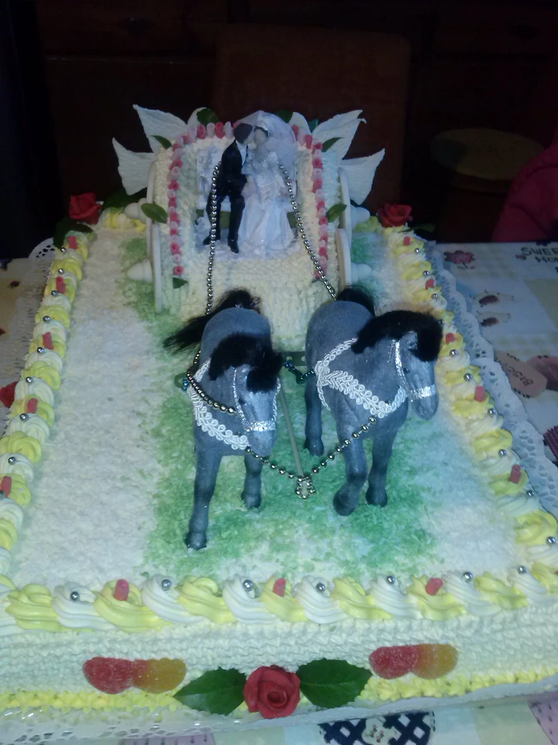 Tort ślubny powóz