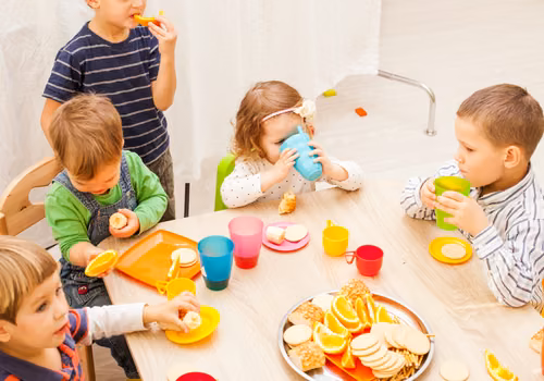 Duże zmiany w żłobkach. Dzieci mają dostawać więcej świeżych warzyw i owoców