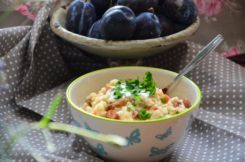 risotto z kurkami, zielonym groszkiem i kiełbaską pepperoni