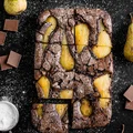 Brownie z gruszkami gotowanymi w syropie