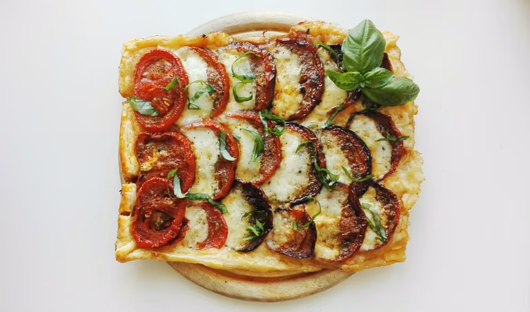 Tarta caprese z pieczonymi pomidorami