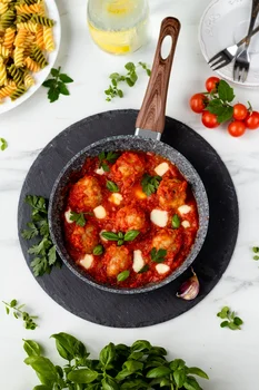 Klopsiki z mozzarellą w sosie pomidorowym