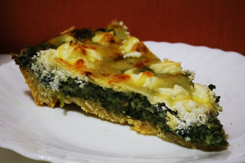Tarta ze szpinakiem i fetą oraz beszamelem