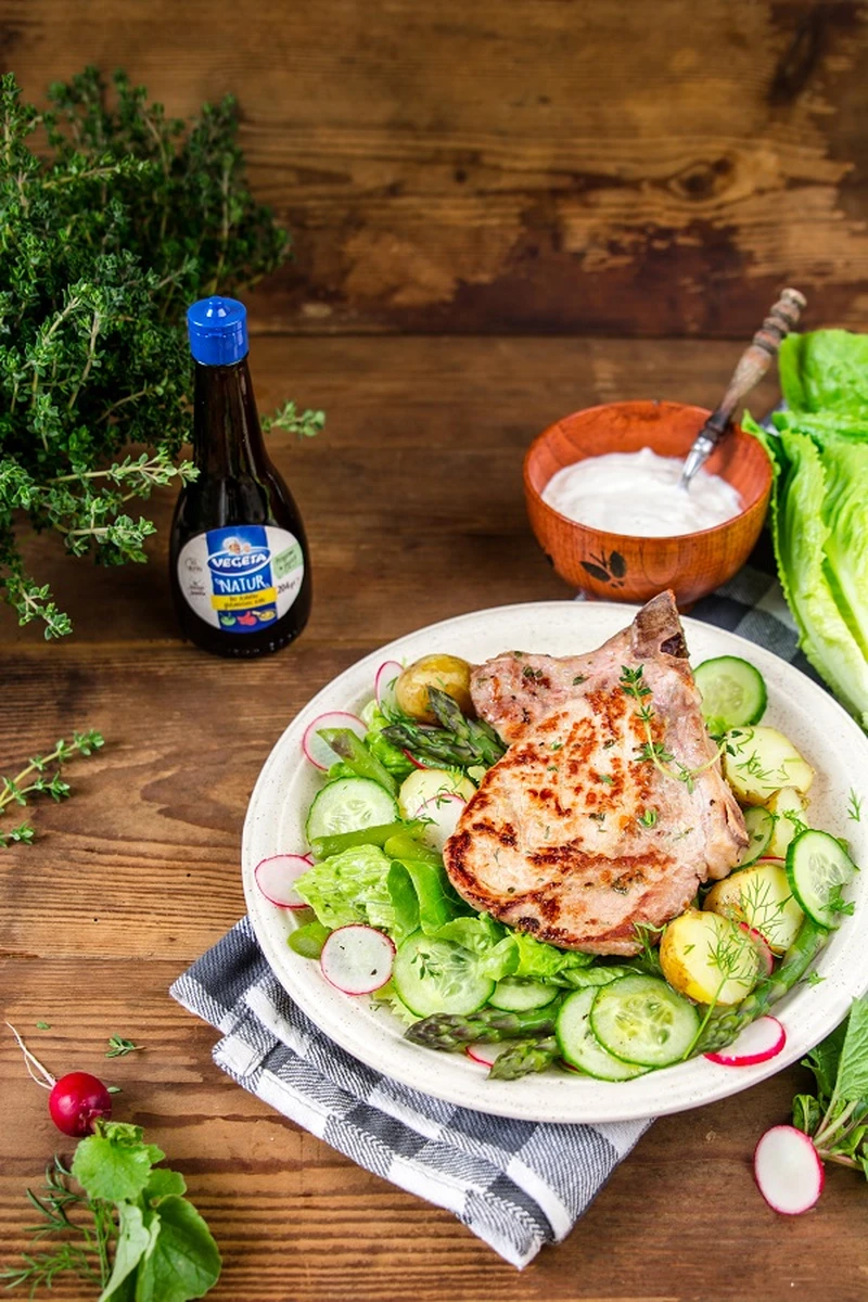 Aromatyczny schab z wiosennymi warzywami