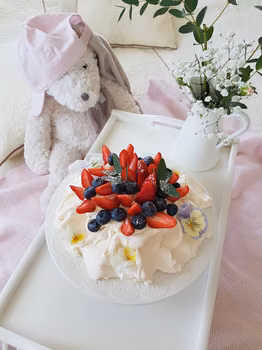 Beza Pavlova z kremem waniliowym i owocami