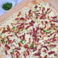 Alzacka tarta Flammkuchen z boczkiem i cebulą