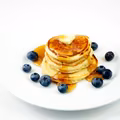 KLASYCZNE PANCAKES Z JAGODAMI I SOSEM KLONOWYM