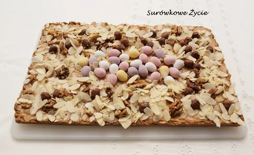 Mazurek wielkanocny z orzechami i czekoladowymi jajkami