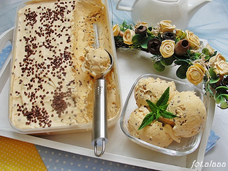 Lody kajmakowe z czekoladą