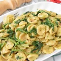 Makaron orecchiette z rzepą brokułową po apulijsku
