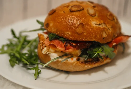 Szybkie burgery z jajkiem i bekonem