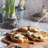 Tosty z karmelizowaną cebulą, dżemem i brie